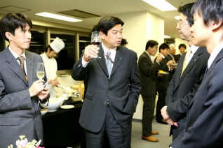 美味しいお料理とお酒で、自然と会話が弾むレセプションパーティ会場