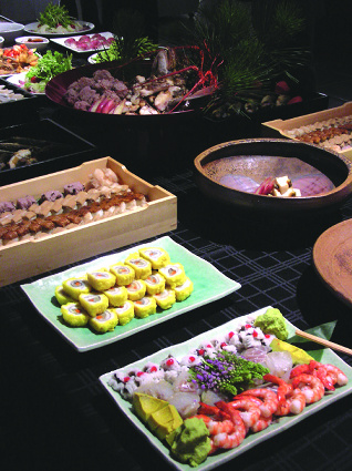 陶芸作品への料理盛り付けは、今回のケータリング独自の演出。大注目のディスプレーとなりました